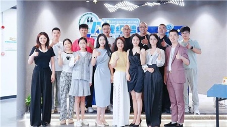 慶典啟航，共繪傳媒新篇章 —— 攜手并進(jìn)，我們的八載輝煌慶典！